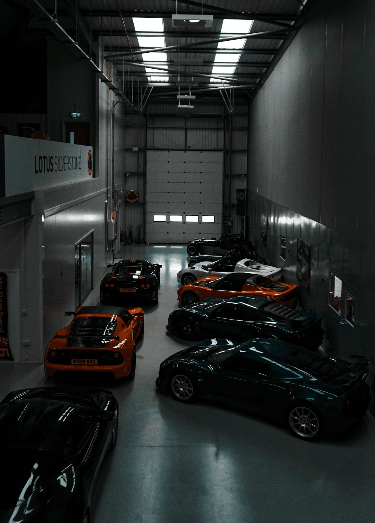 Gros plan sur la prise de charge Tesla, éclairage dramatique